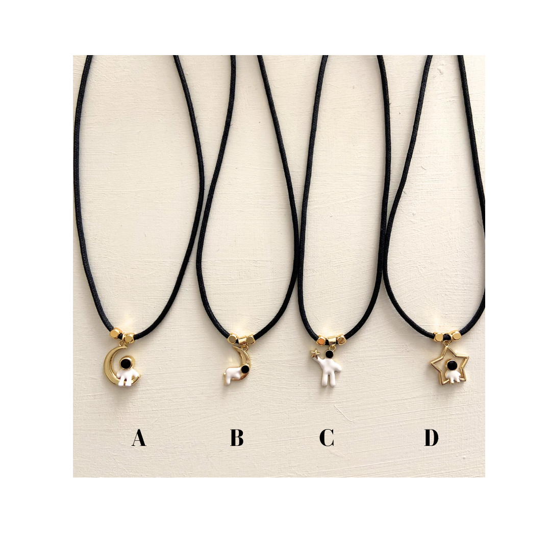Collar de cordón negro y elegante charm