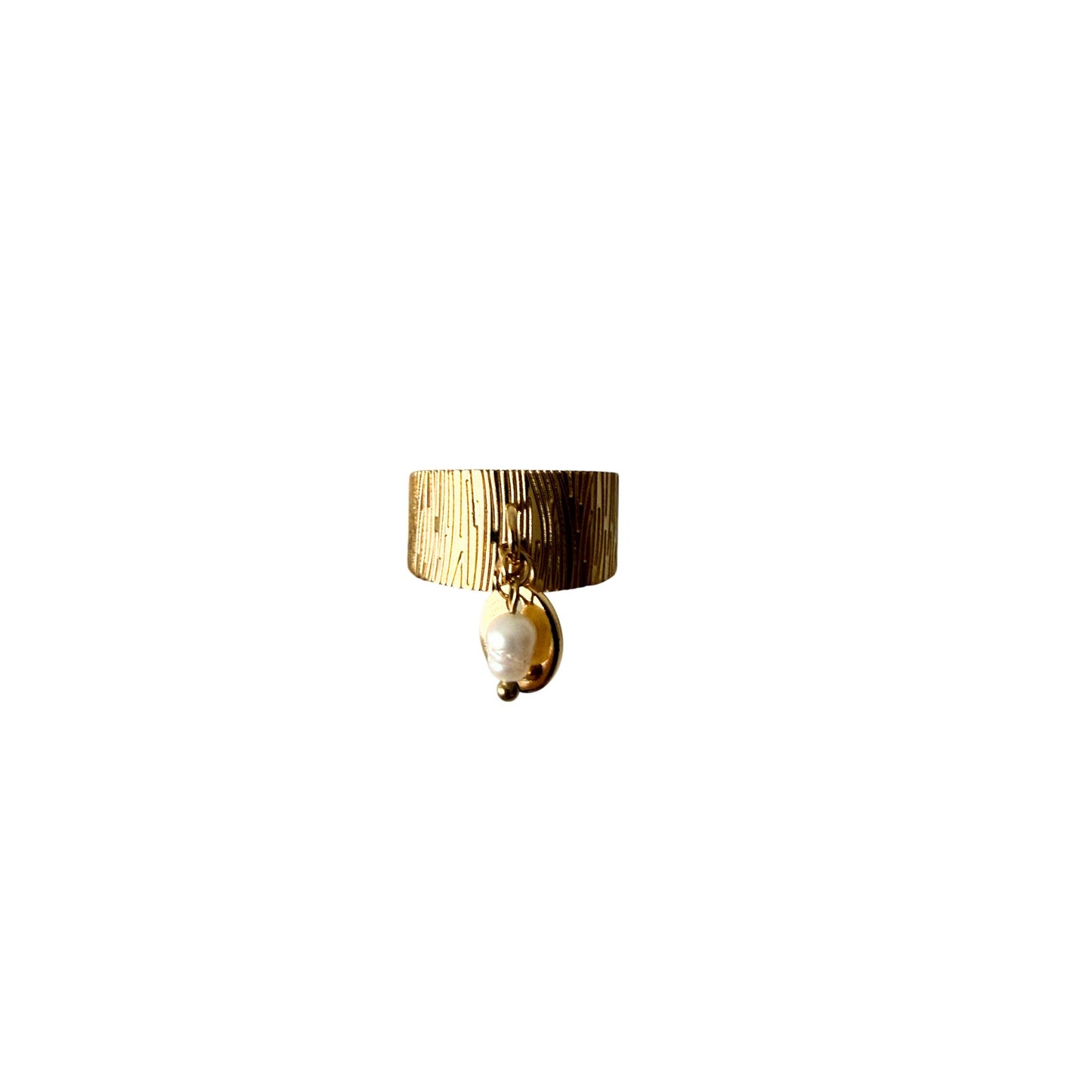 Anillo dorado con perla blanca