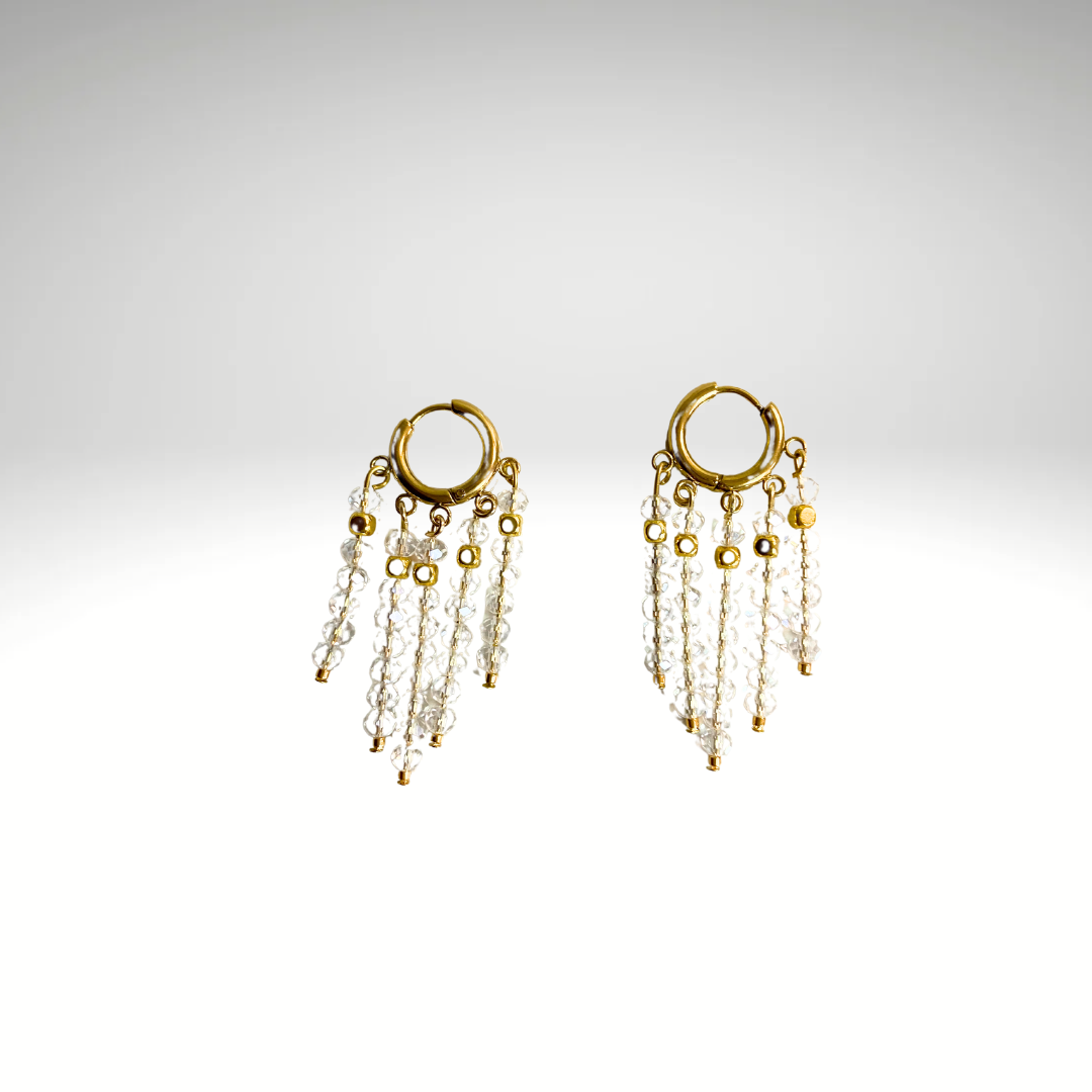 Pendientes de aro pequeño y cristal facetado.