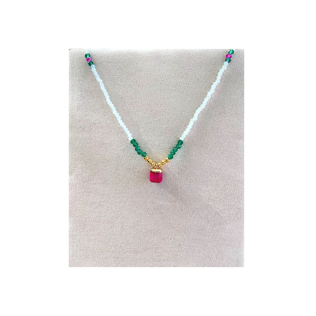 Collar blanco y verde de cristal y charm