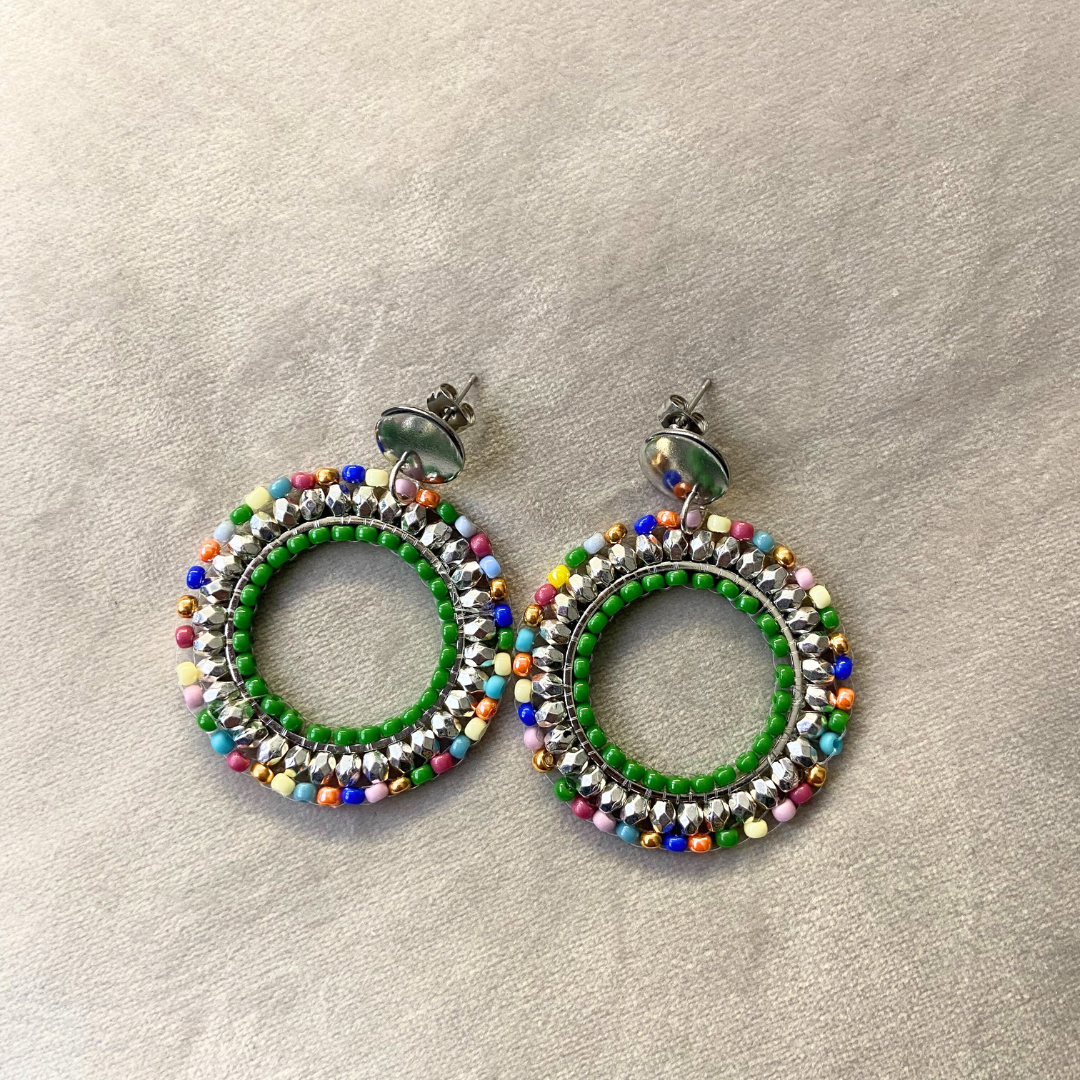 Pendientes de aro grandes, cuentas tibetanas y rocalla de color.