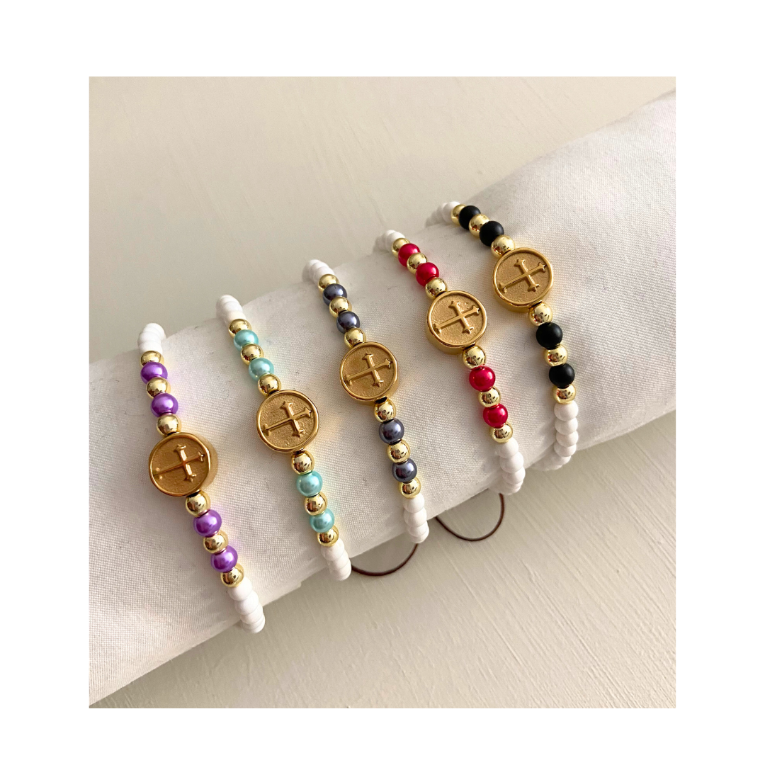 Pulsera de hilo con cuentas blancas, de colores y doradas