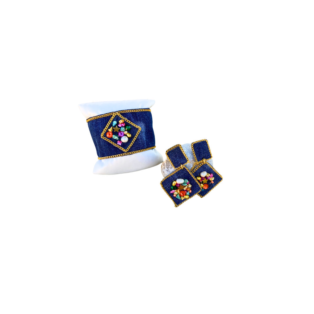 Brazalete y pendientes con tejido vaquero , decorado con perlas de colores, blancas y metales dorados.