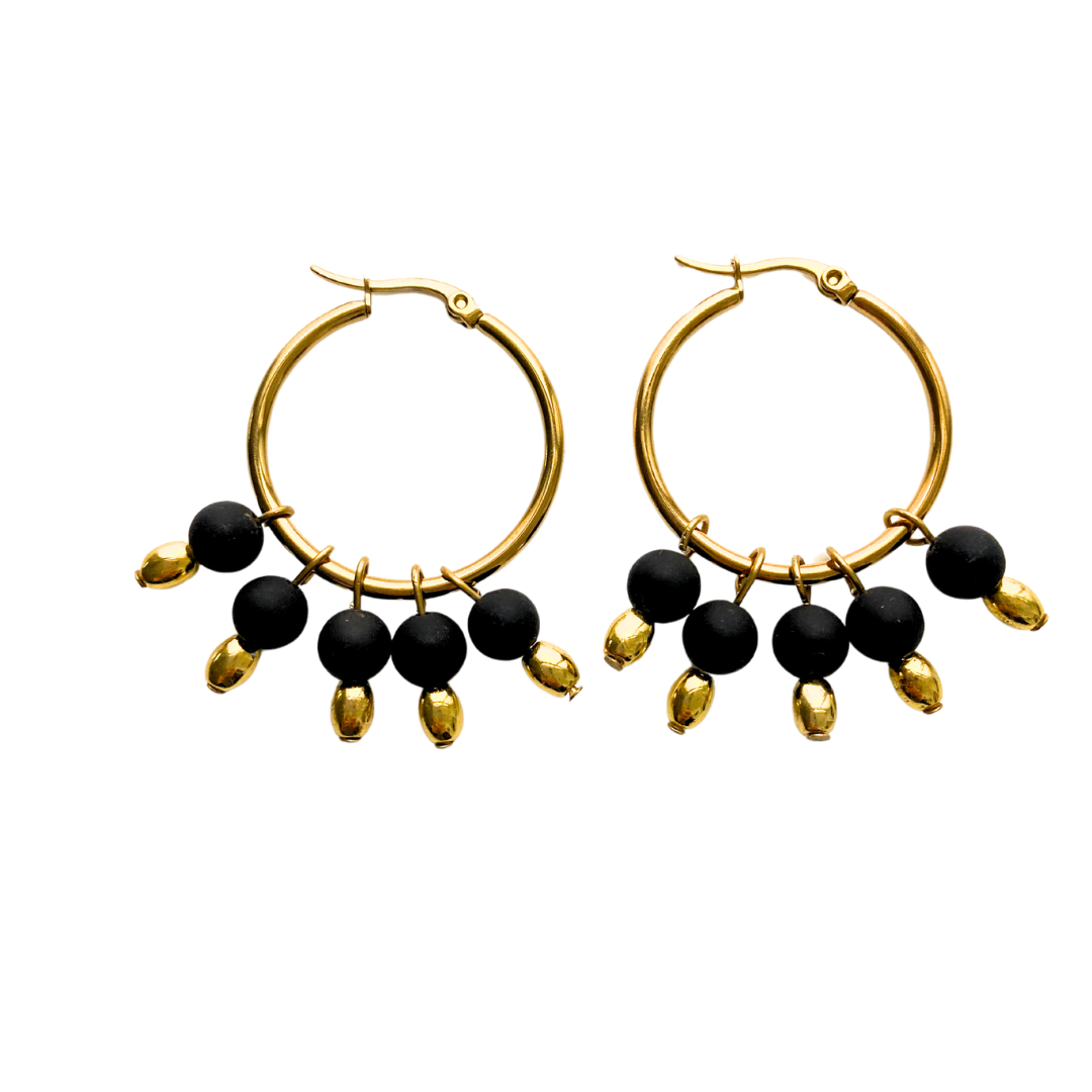 Pendientes de aro dorado y colgantes de piedra narural en negro