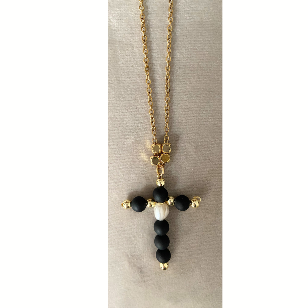 Collar de cadena y cruz de perlas negra