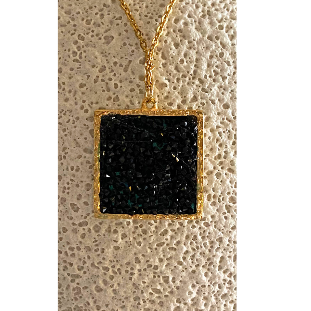 Cadena fina con colgante cuadrado de cristal negro