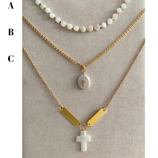 Conjunto de collares dorados y nácar blanco