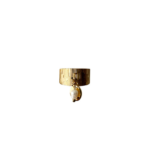 Anillo dorado con perla blanca