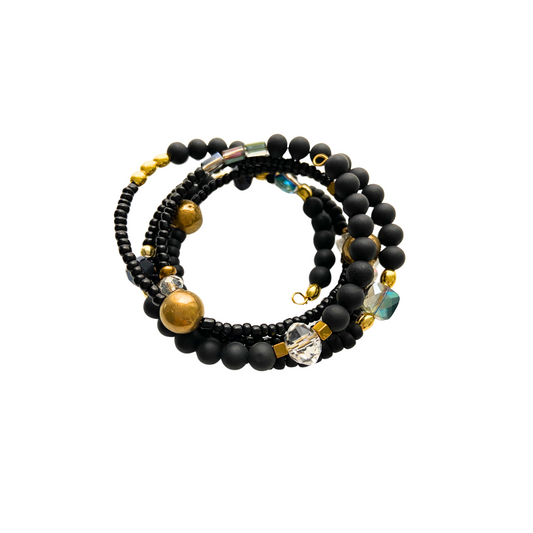 Brazalete negro flexible con perlas naturales