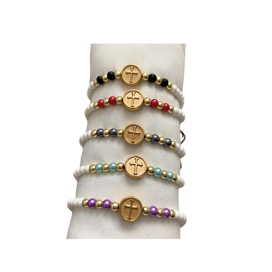 Pulsera de hilo con cruz dorada y cuentas blancas, de colores y doradas