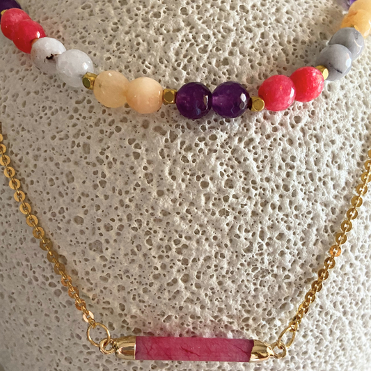 Cominación de collares multicolor y conector rosa