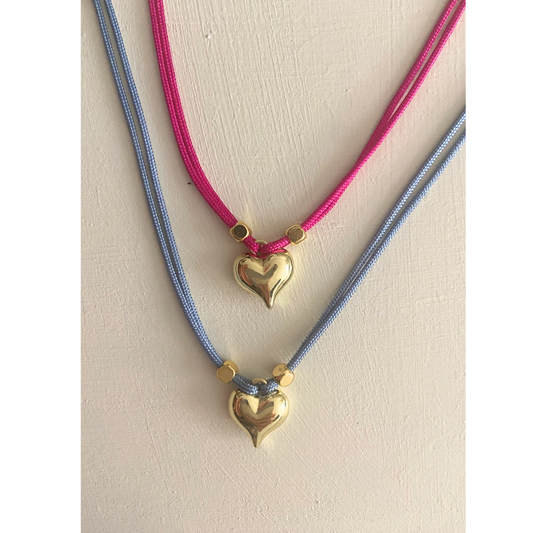 Collar de cordón  azul y fucsia de nylon y corazón dorado.
