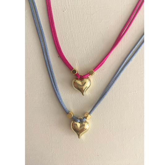 Collar de cordón azul y fucsia de nylon y corazón dorado.