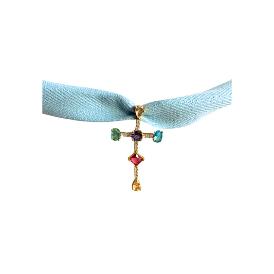 Collar con cinta tejida azul cielo y una cruz de circonitas para la mujer 