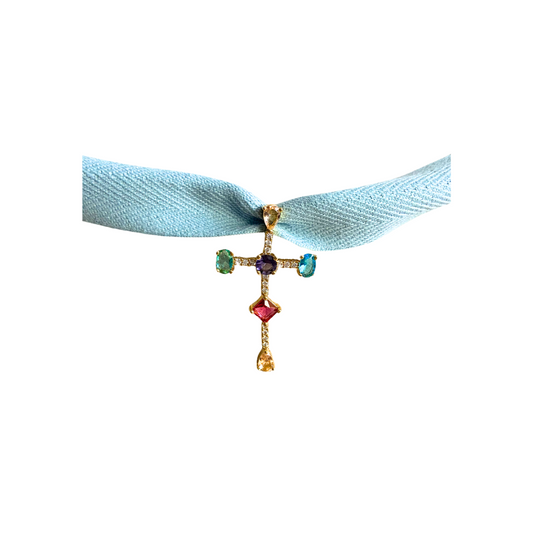 Collar con cinta tejida azul cielo y una cruz de circonitas para la mujer