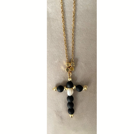 Collar de cadena y cruz de perlas negra