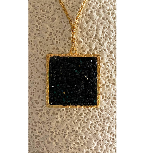 Cadena fina con colgante cuadrado de cristal negro
