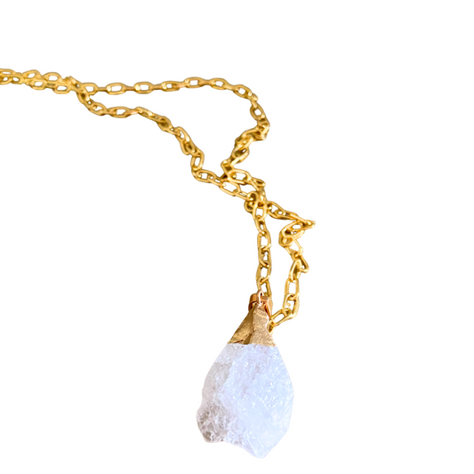 Collar de cadena ancha dorado con piedra de cuarzo blanca