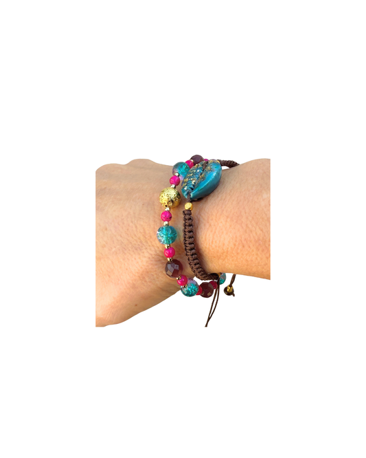 Conjunro de pulseras de cuentas en colores vibrantes y pulsera de concha e hilo marrón